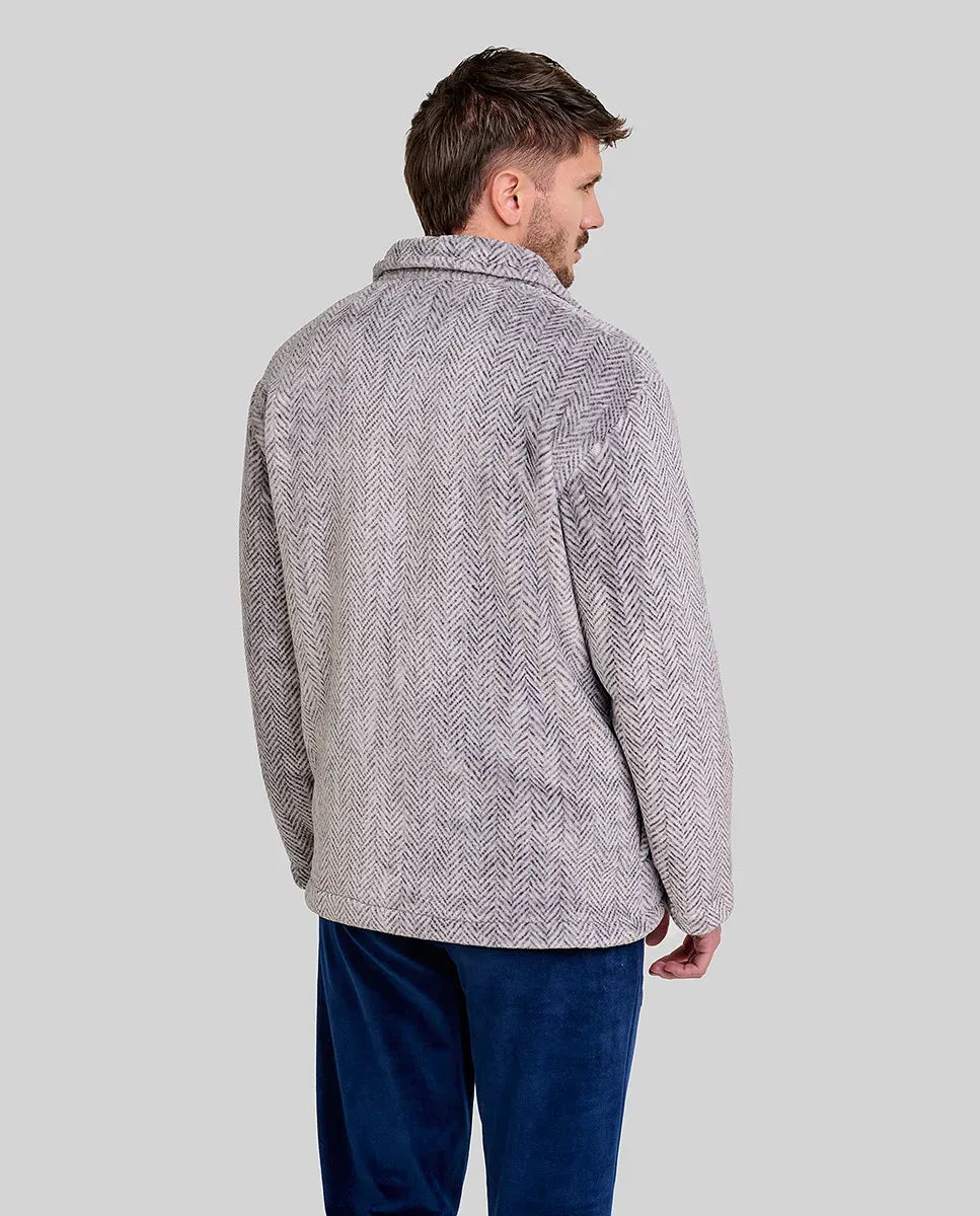 Vista detalle de chaquetilla de pijama de caballero melange rayas azules con cuello  en pico
