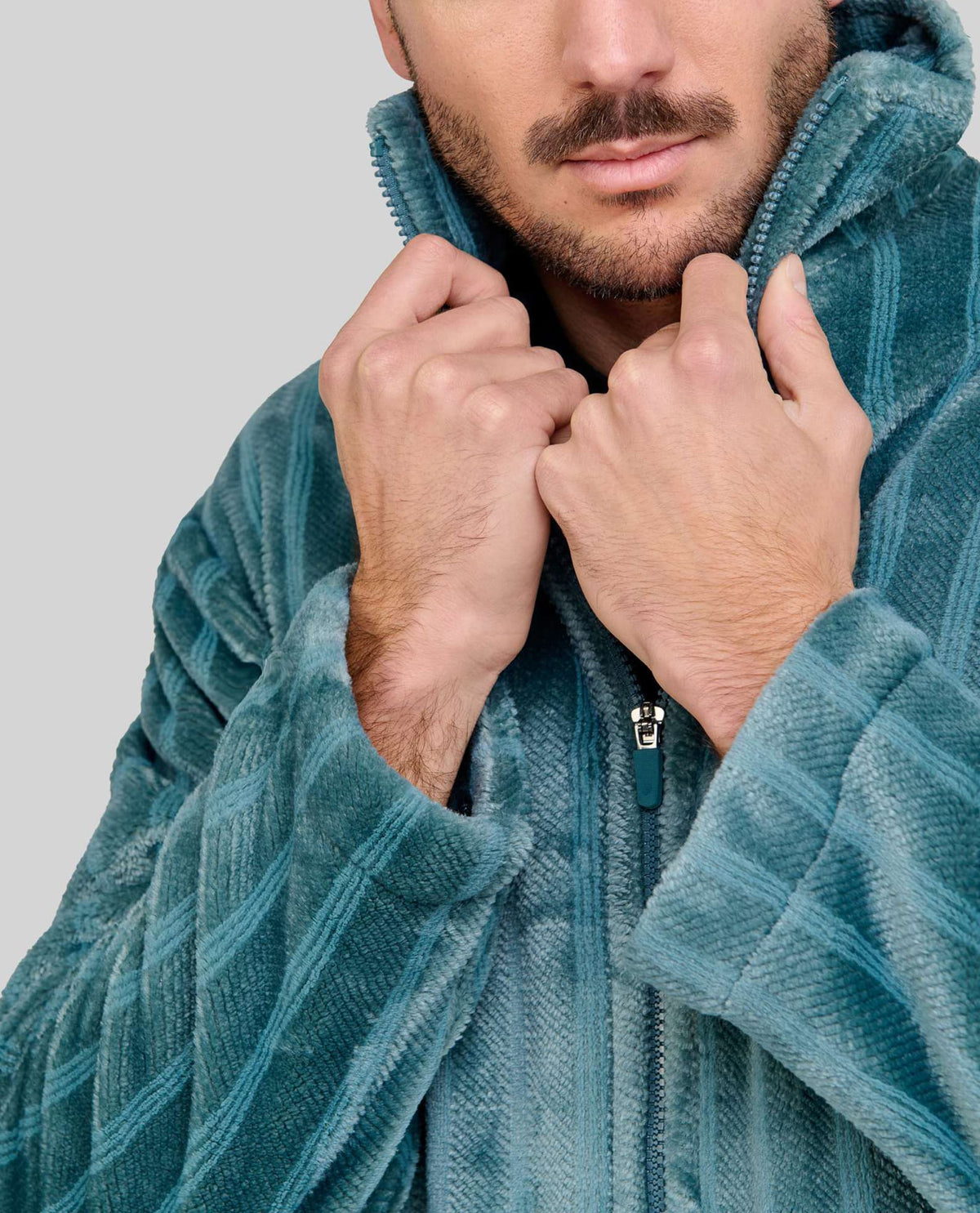 Detalle del cuello de bata amorosa con cremallera jacquard verde