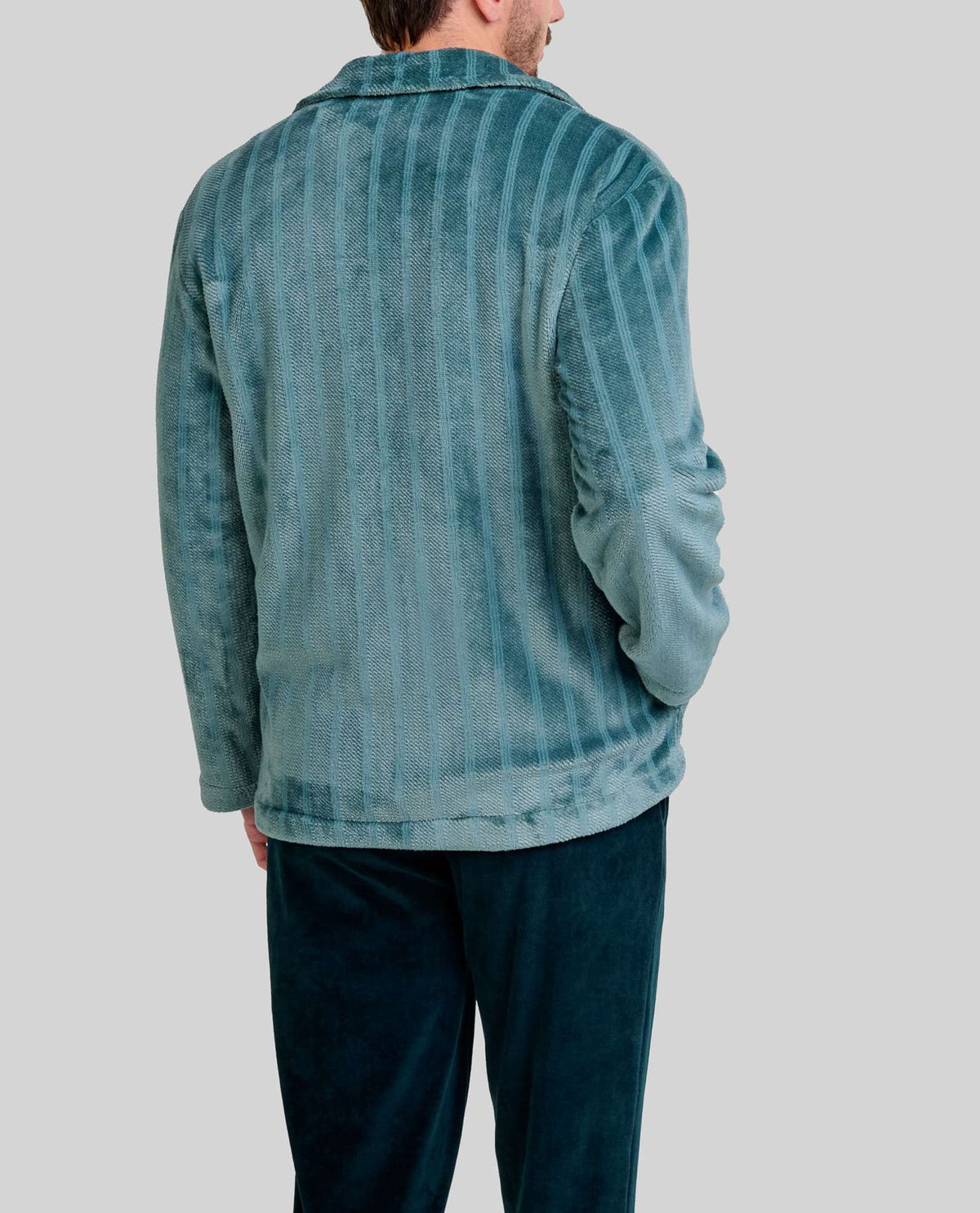 Vista trasera de bata corta de invierno con bolsillos laterales en agrdable jacquard de rayas verde