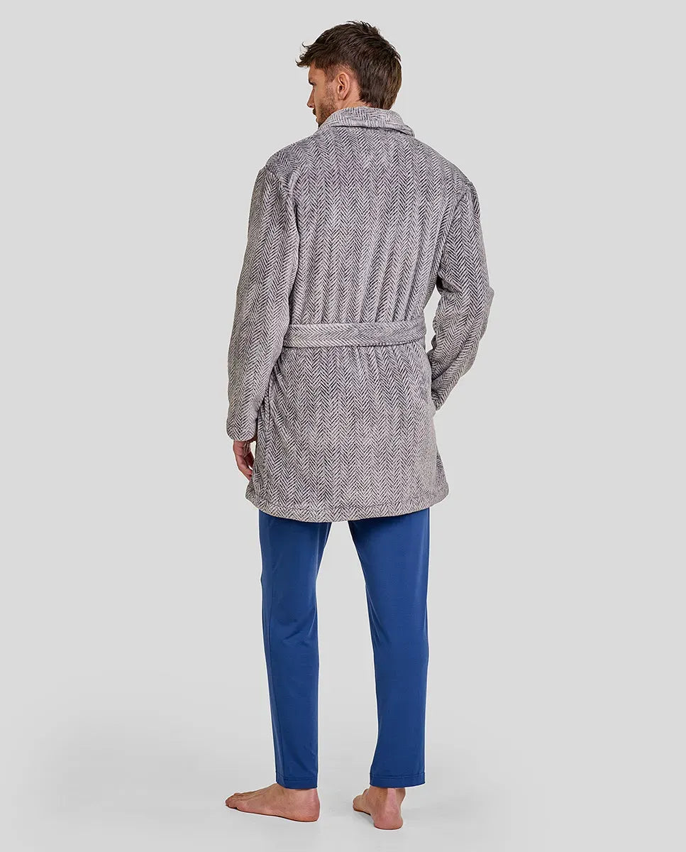 Hombre de espaldas viste bata corta gris con cinturón para el invierno