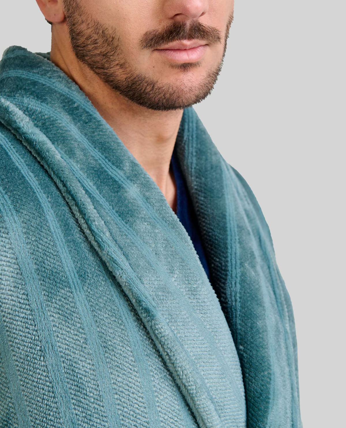 Detalle de cuello smoking de bata de invierno de caballero en jacquard verde
