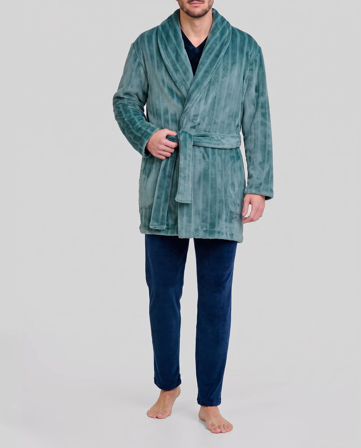 hombre con bata corta Jacquard de rayas verde cuello smoking, bolsillos laterales y cinturón