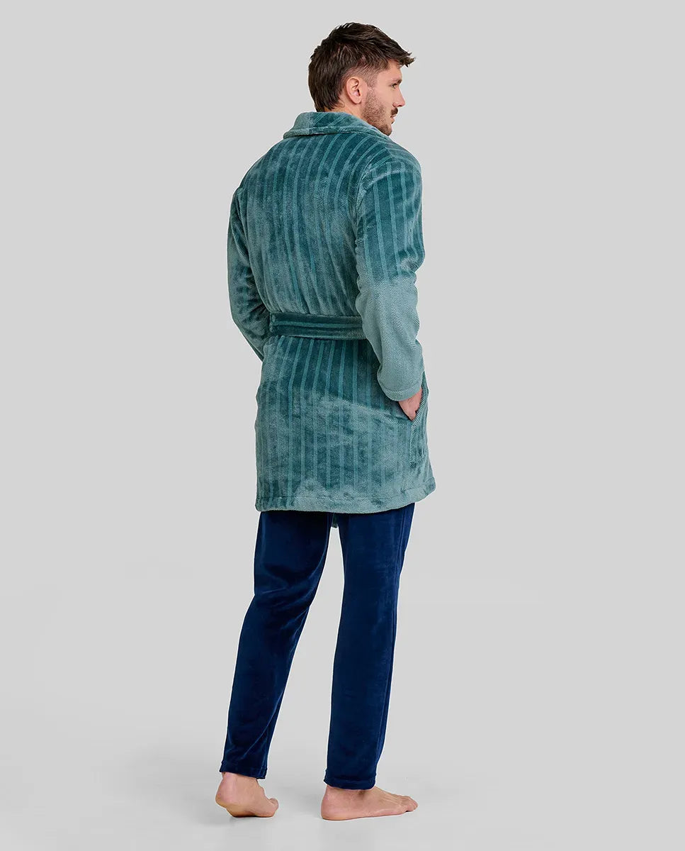 vista trasera de hombre luciendo bata corta verde cruzada con cinturón y bolsillos para cálido invierno