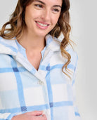 Detalle de cuello de bata de casa para mujer abotonada a cuadros celeste confortable para invierno