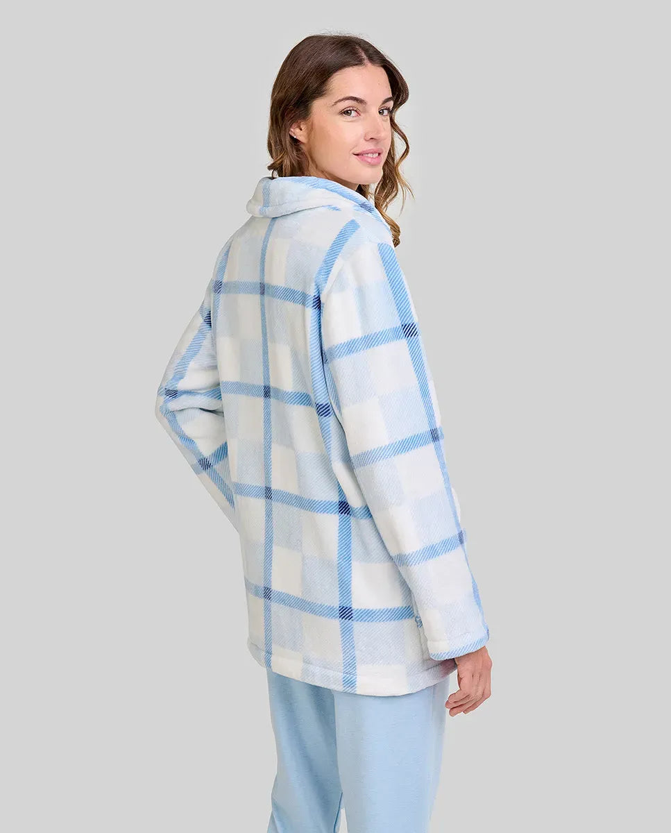 Mujer de espaldas luce bata corta polar azul claro con cuadros y pantalón azul con bolsillos