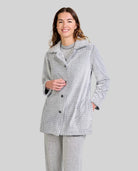 Mujer con pijama gris de manga larga y cuello con botones ideal para noches cómodas y descanso reparador.