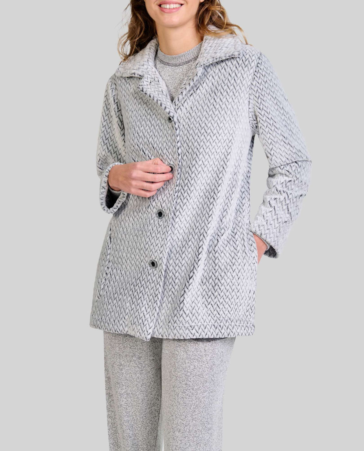 Mujer con pijama gris de manga larga y cuello con botones ideal para noches cómodas y descanso reparador.