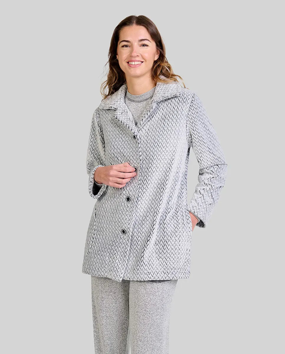 Mujer con pijama gris de manga larga y cuello con botones ideal para noches cómodas y descanso reparador.