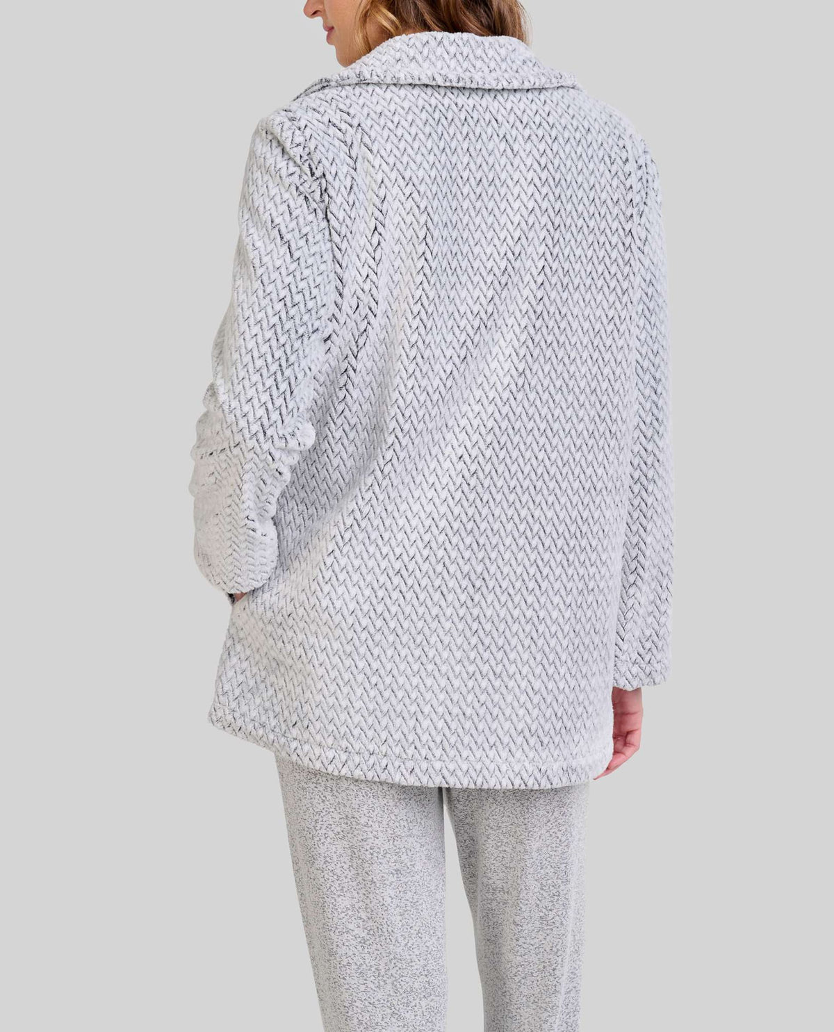vista detalle de cuello de bata gris abotonada y patrón espiga, ideal para estar en casa