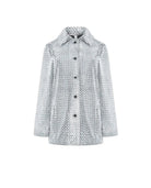 Mujer luciendo chaquetilla de pijama gris con cremallera para invierno