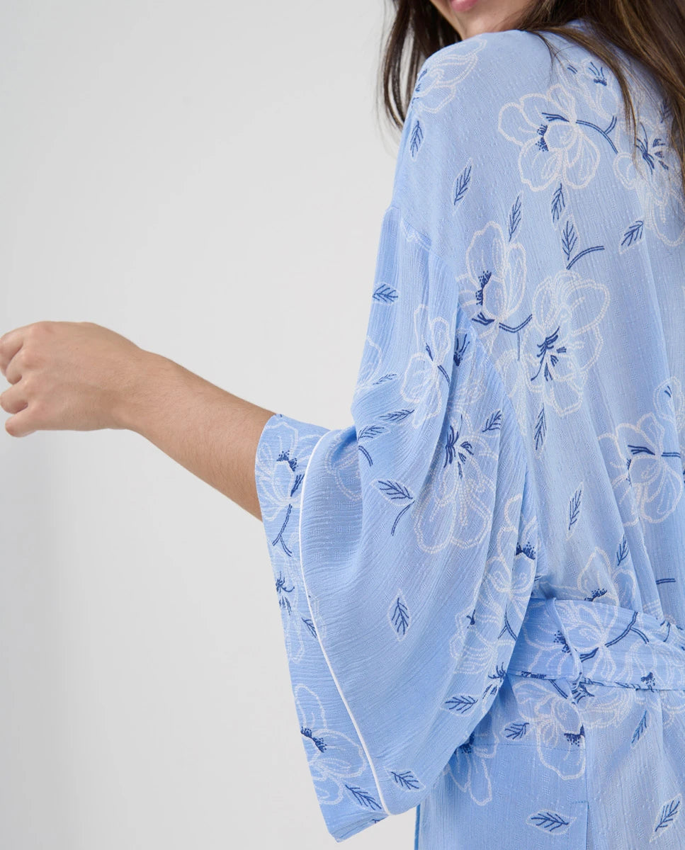 Detalle de las mangas celeste con vivo y estampadas con flores