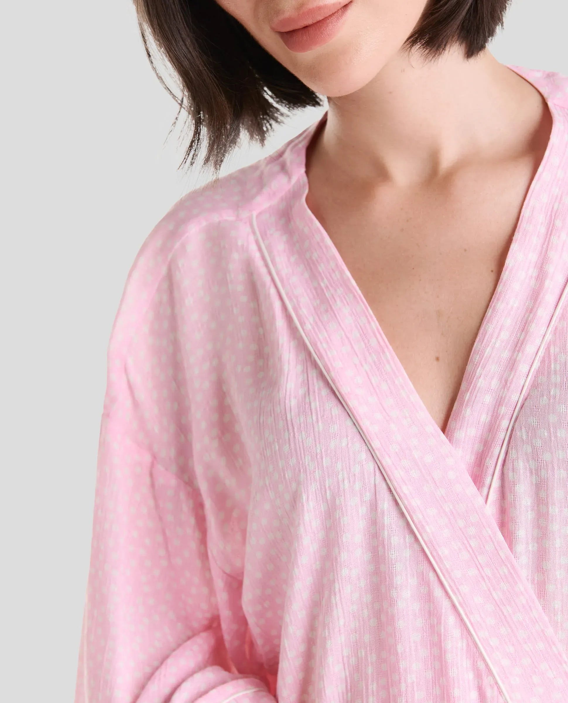 Vista detalle del cuello de la bata de verano cruzada en viscosa rosa a topitos con vivo en tira de cuello y manga francesa - Rosa