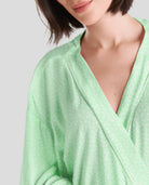 Detalle del escote cruzado gris con tira de cuello con vivo de raso plateado - Verde