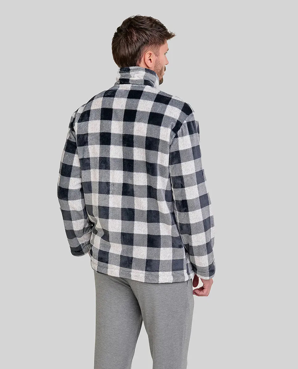 Hombre con cálida bata de cuello smoking de cuadros blanco y negro para invierno