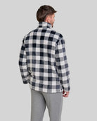 Hombre con cálida bata de cuello smoking de cuadros blanco y negro para invierno