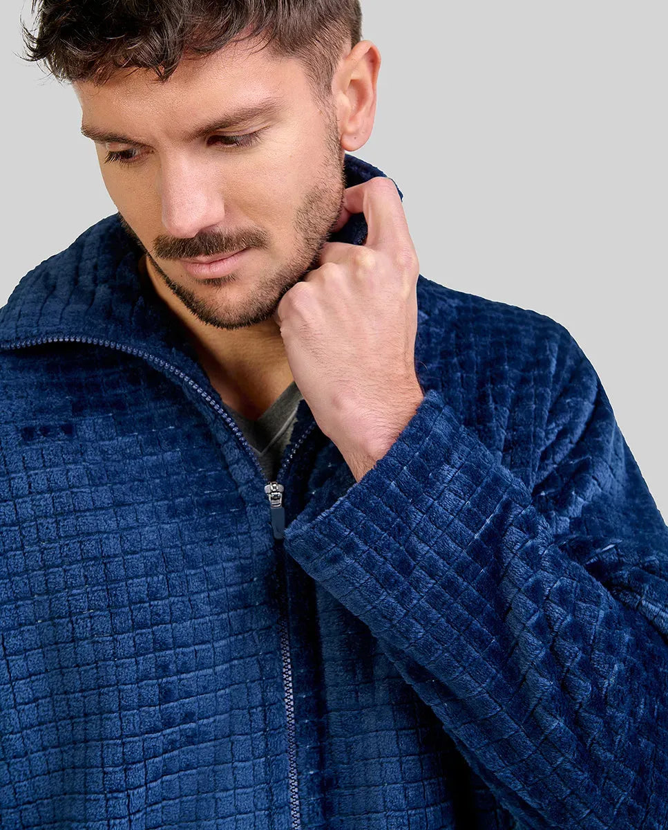Hombre con una elegante bata azul marino con cremallera y tejido jacquard de cuadros