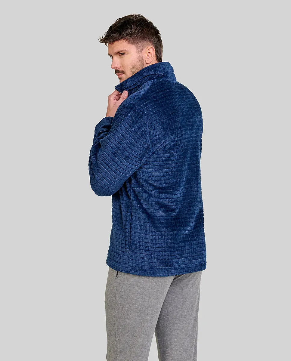 Hombre de espaldas con bata corta azul marino para invierno