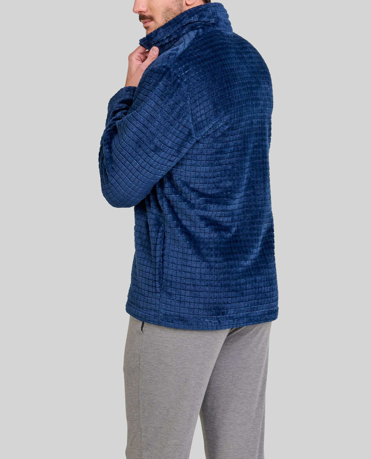 Hombre de espaldas con bata corta azul marino para invierno