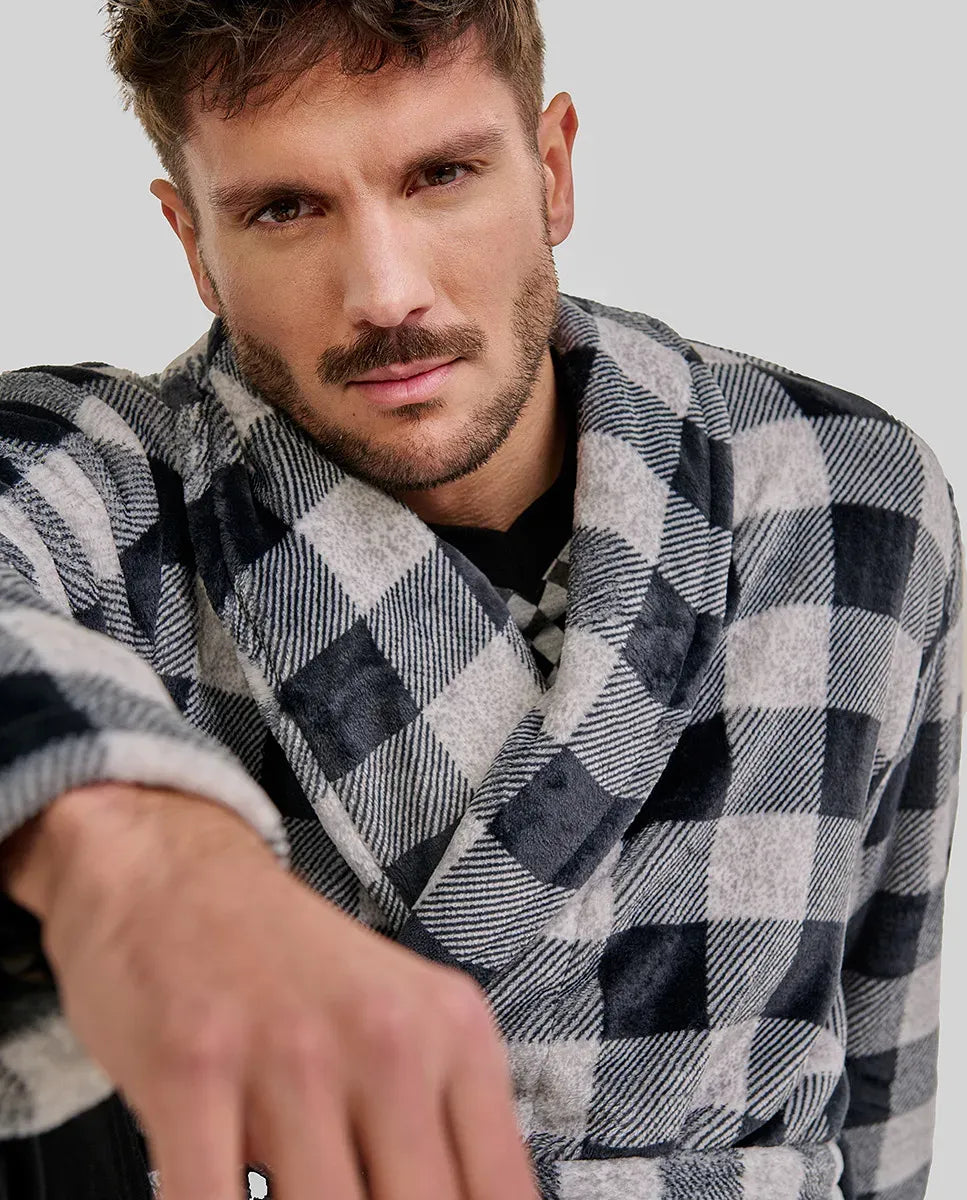 Hombre con confortable bata corta a cuadros blancos y negros de moda hogar