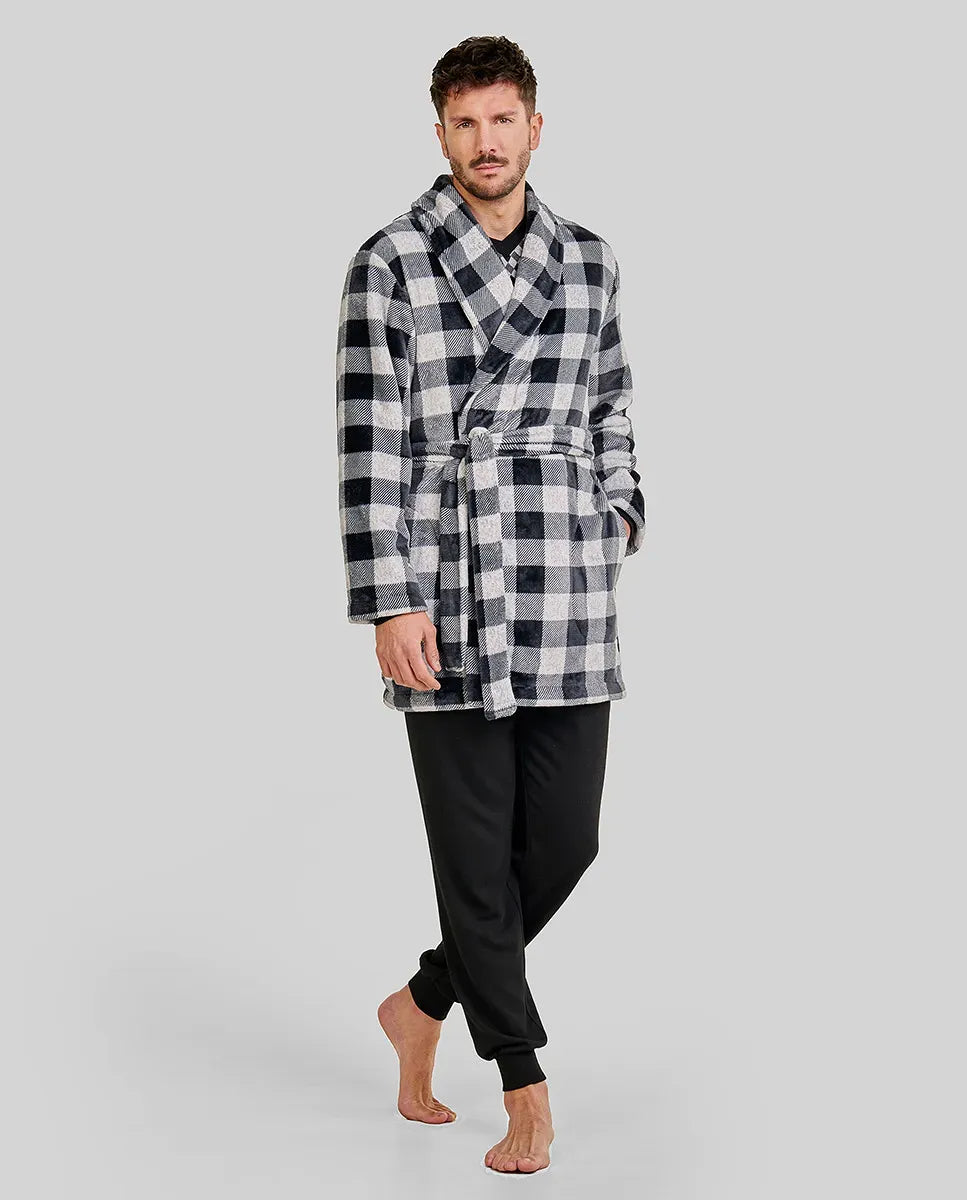 Hombre con bata de casa de invierno a cuadros blanco y negro con cinturón y bolsillos