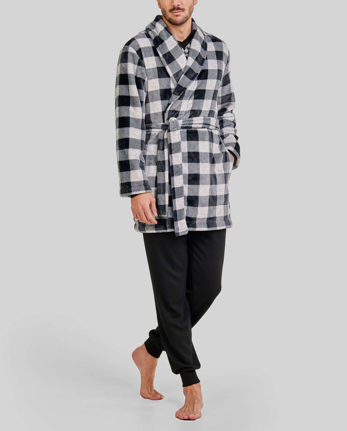 Hombre con bata de casa de invierno a cuadros blanco y negro con cinturón y bolsillos