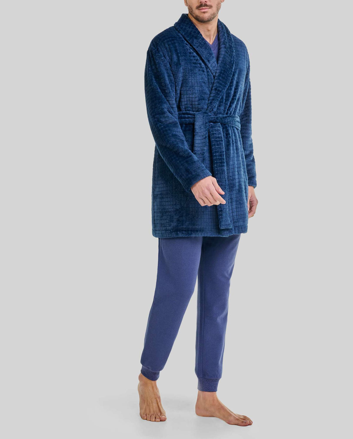 Hombre con bata cruzada de invierno jacquard cuadros marino y pantalón pijama a juego