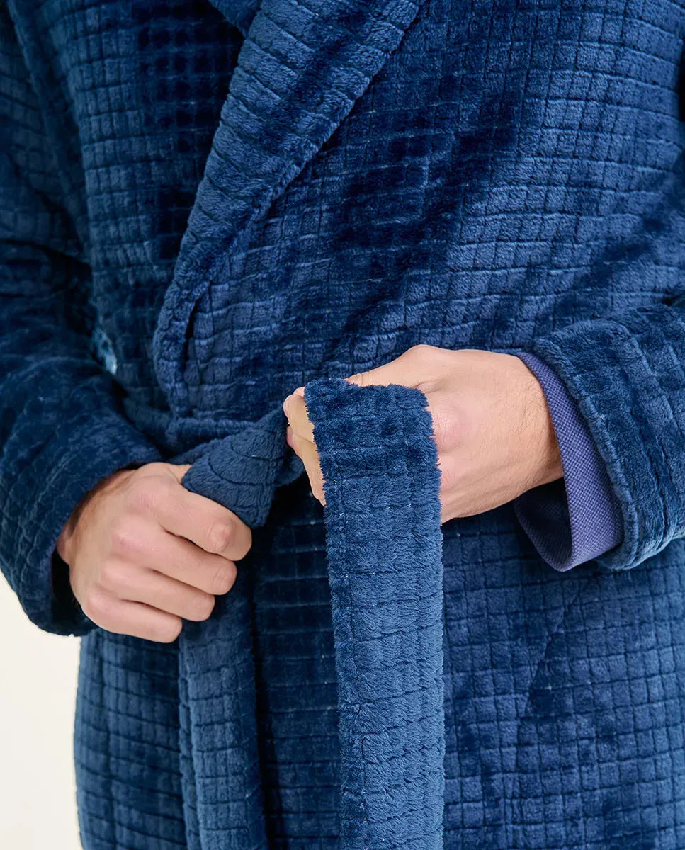Hombre ajustándose el cinturón de una bata corta de casa jacquard azul marino