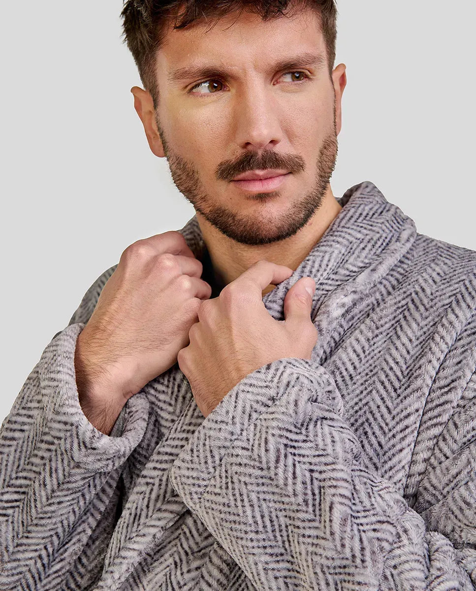 Hombre sujeta el cuello smoking de su elegante bata de espiga gris para invierno