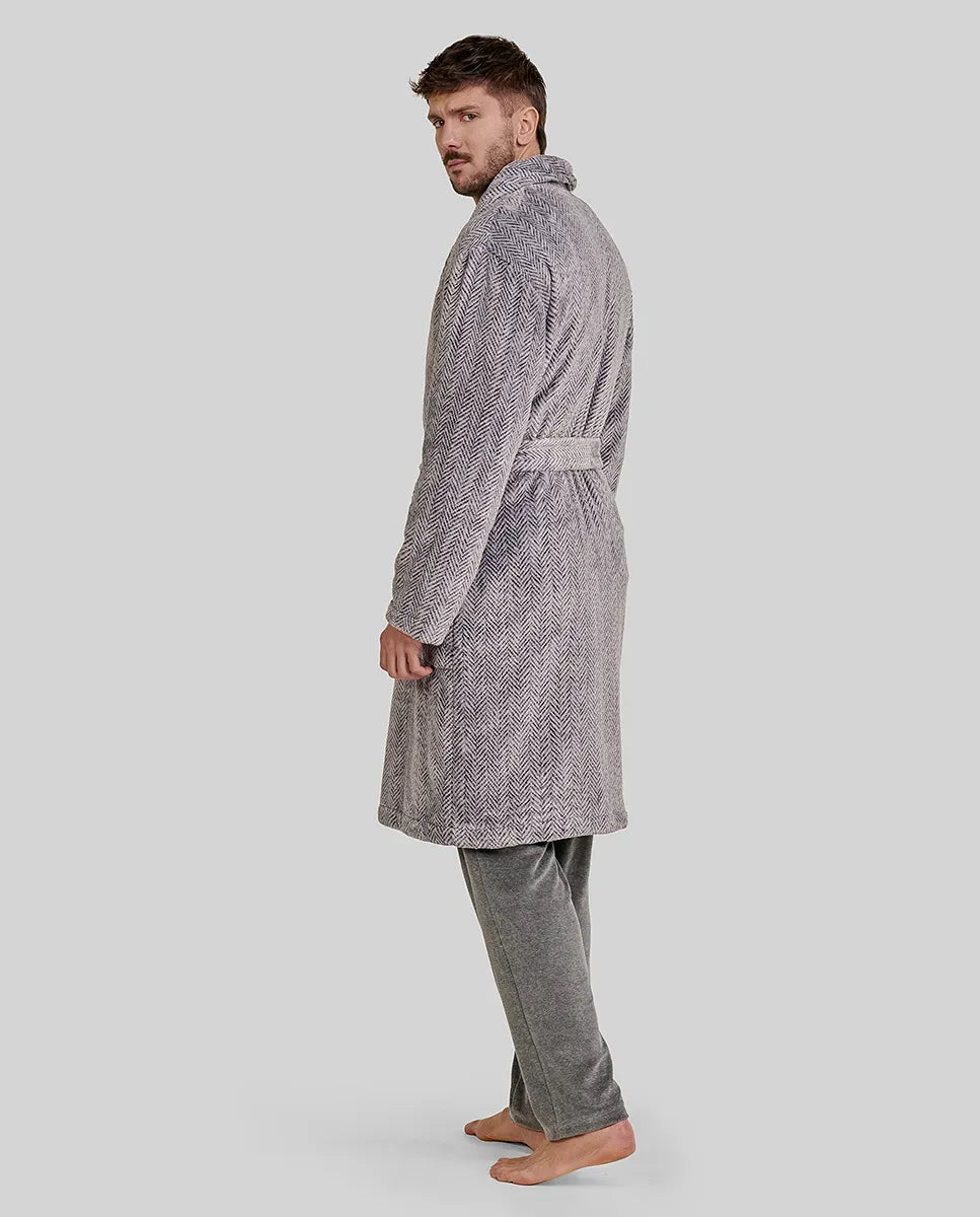 Hombre de espaldas con confortable bata gris texturizada y cinturón
