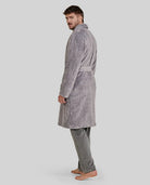 Hombre de espaldas con confortable bata gris texturizada y cinturón