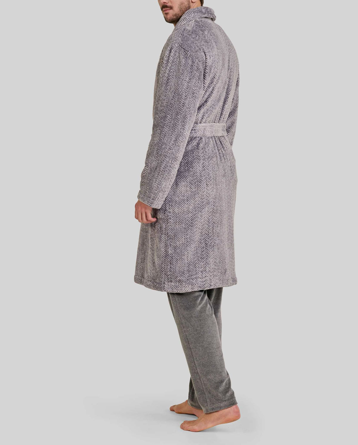 Hombre de espaldas con confortable bata gris texturizada y cinturón