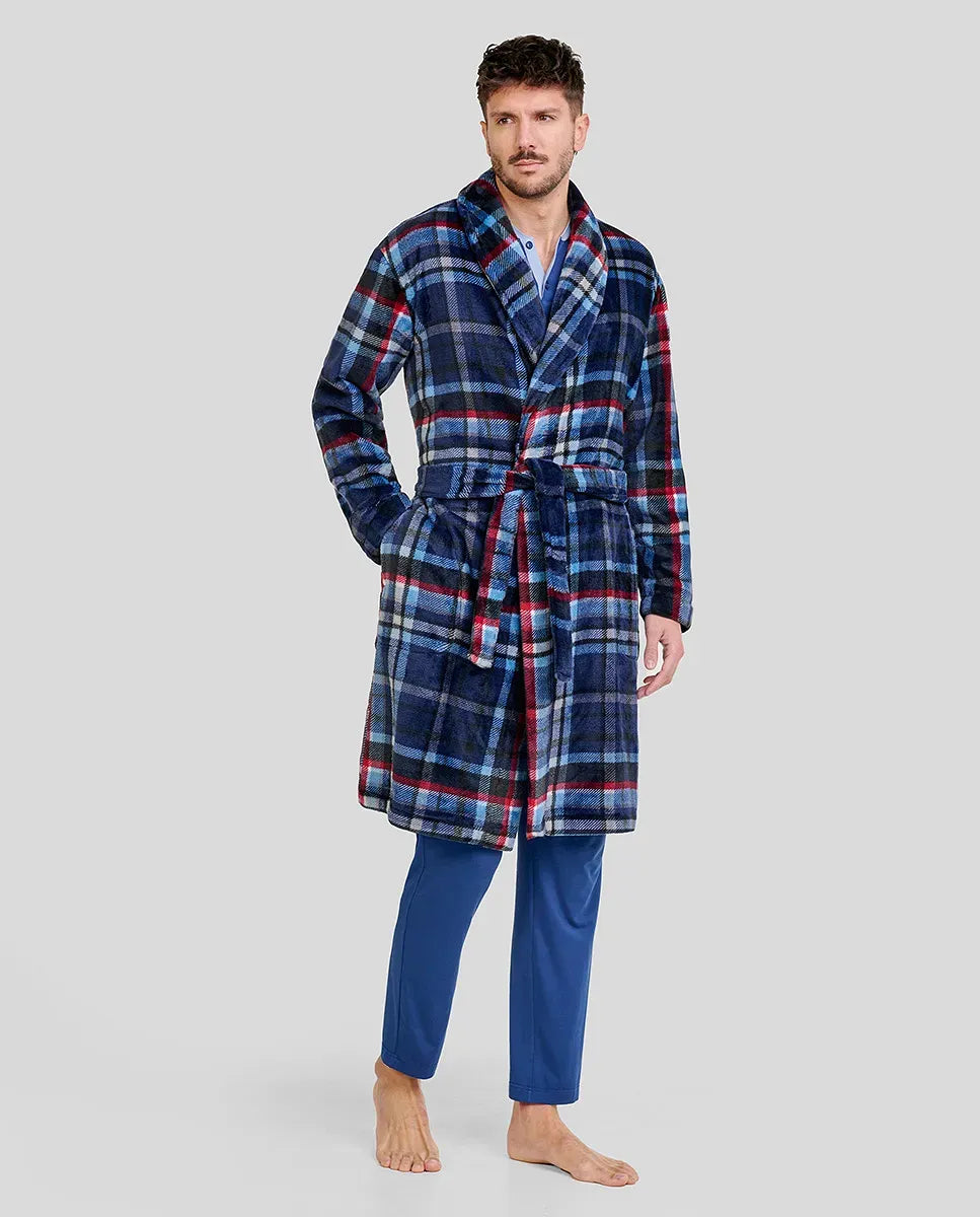Hombre con bata larga cruzada cuello smoking estampado de cuadros azul y rojo para invierno