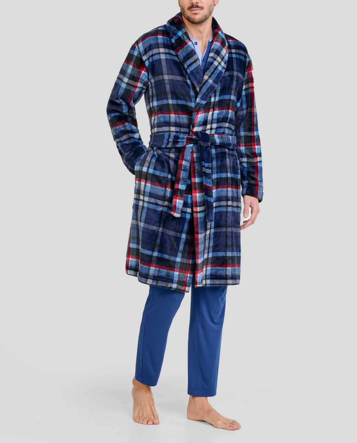 Hombre con bata larga cruzada cuello smoking estampado de cuadros azul y rojo para invierno