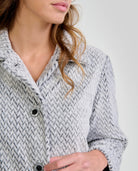 vista detalle de cuello de bata gris abotonada y patrón espiga, ideal para estar en casa