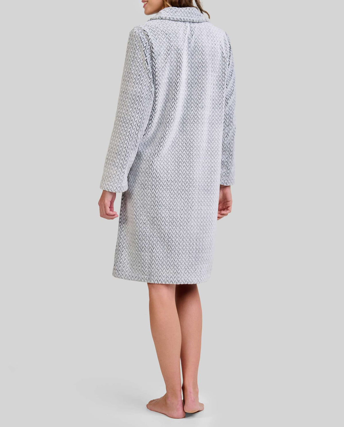 Modelo con bata gris claro de invierno hasta la rodilla, manga larga y elegante textura de espiga