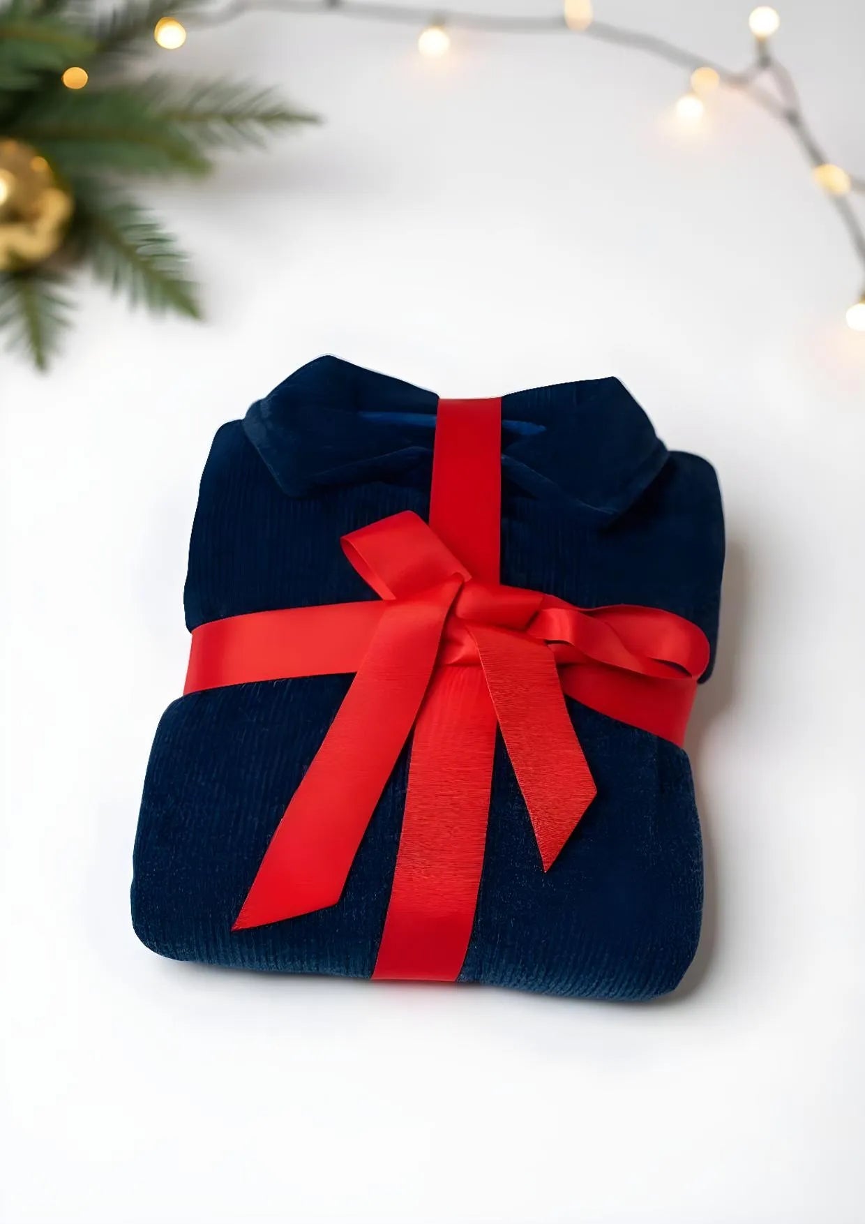 Esta bata se presenta para regalo en su caja con lazo rojo