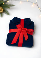 Esta bata se presenta para regalo en su caja con lazo rojo
