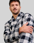 Hombre con cálida bata de cuello smoking de cuadros blanco y negro para invierno