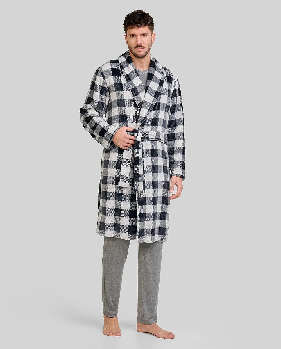 Hombre viste cálida bata de estar en casa de invierno gris a cuadros con pijama y camiseta grises