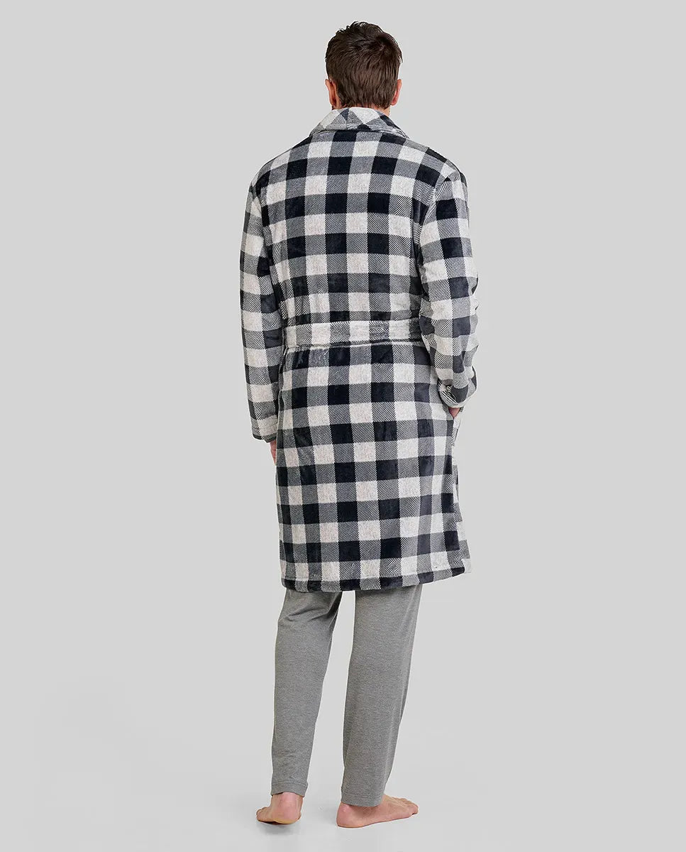 Hombre de espaldas con bata a cuadros blanco y negro de invierno cruzada con bolsillos laterales