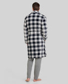 Hombre de espaldas con bata a cuadros blanco y negro de invierno cruzada con bolsillos laterales