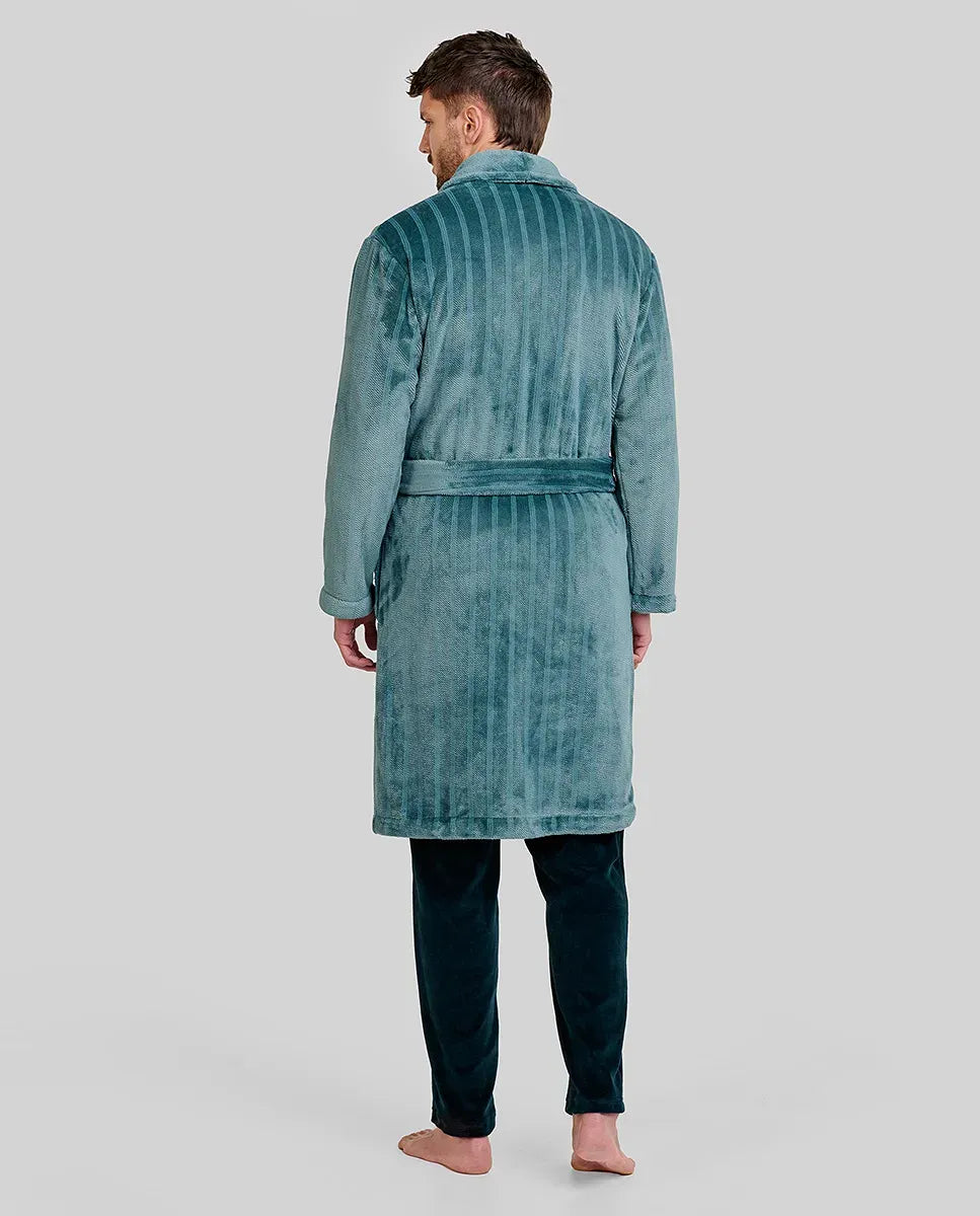 Vista de espaldas de hombre con bata de invierno larga cruzada en suave jacquard verde