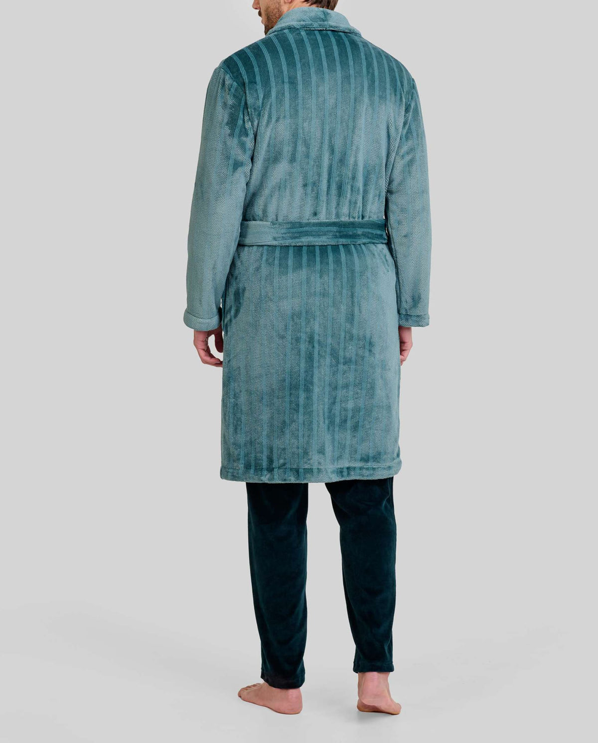 Vista de espaldas de hombre con bata de invierno larga cruzada en suave jacquard verde