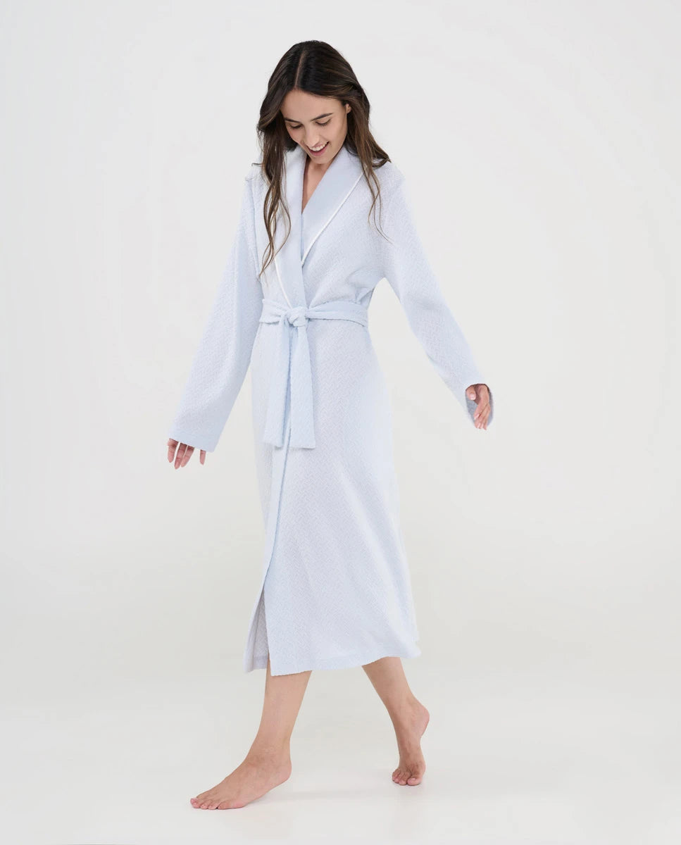 Mujer con bata lencera larga jacquard celeste y solapa con vivo a contraste