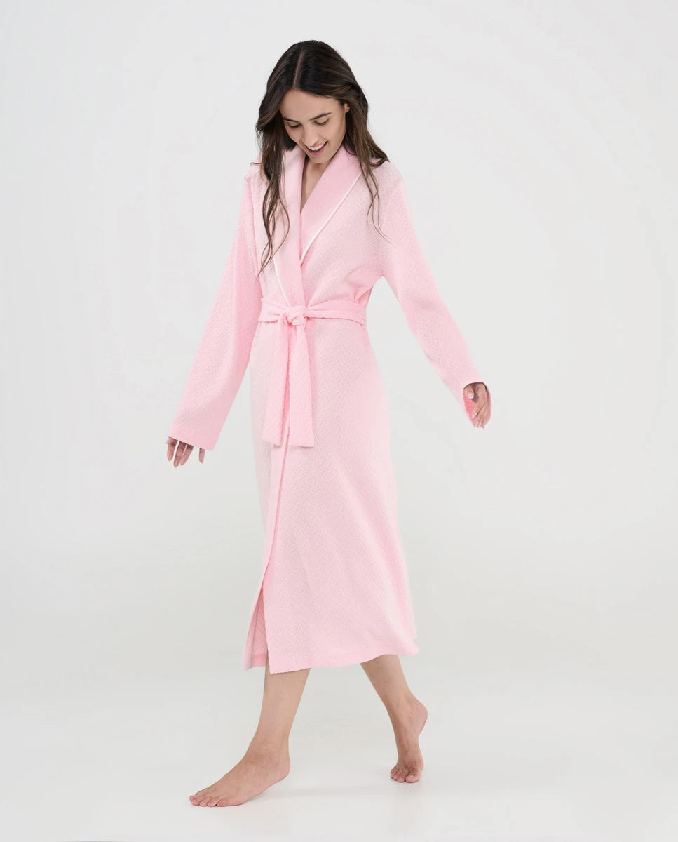 Mujer luce ligera y confortable bata corta de verano cruzada estampado celeste de flores