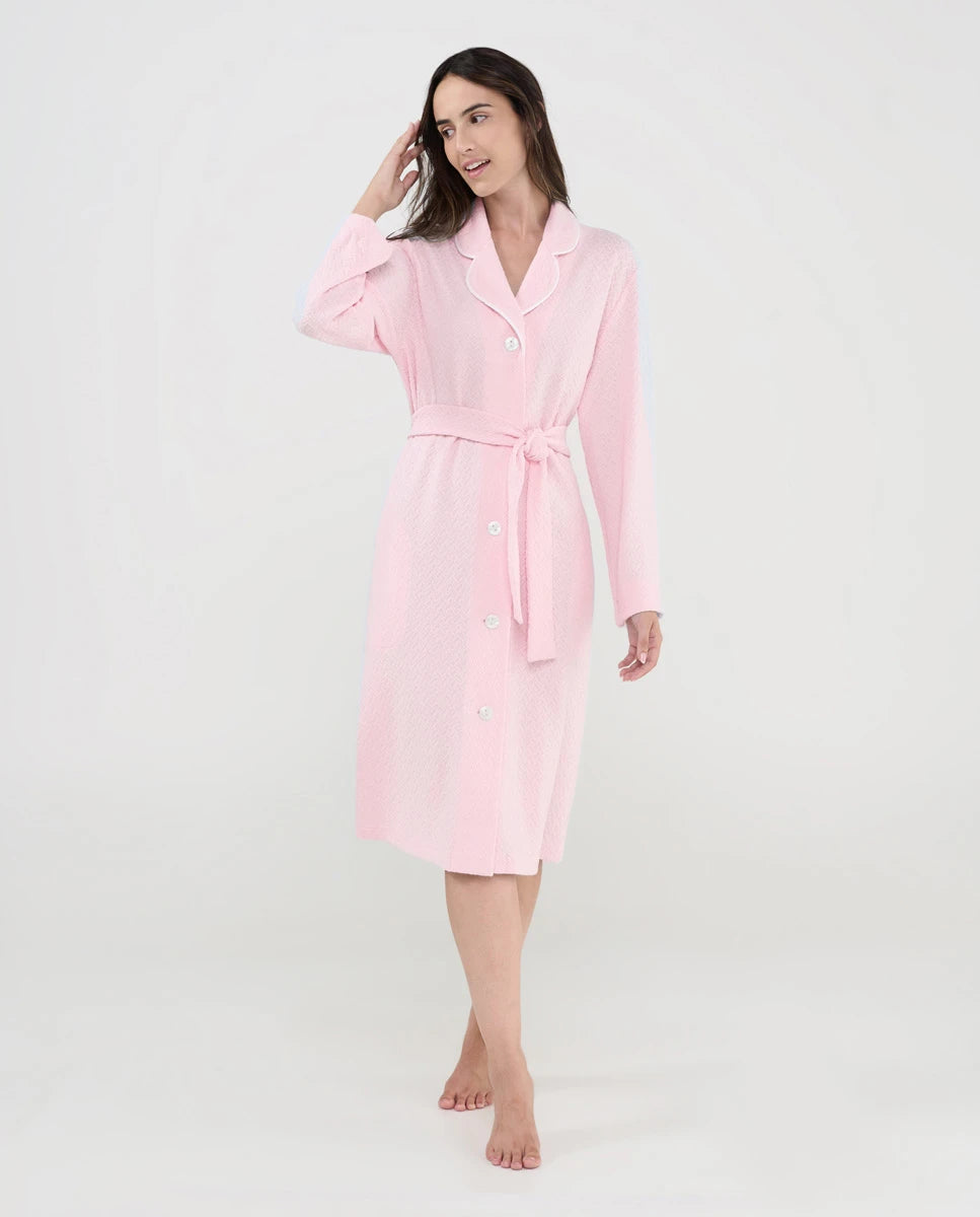 Mujer con bata larga lencera rosa para verano cuello clásico, cruzada con cinturón y botones