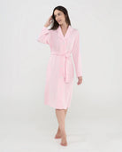 Mujer con bata larga lencera rosa para verano cuello clásico, cruzada con cinturón y botones