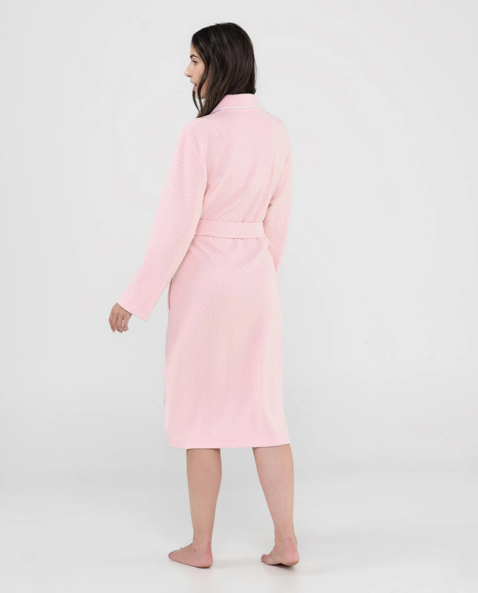 Mujer de espaldas con bata lencera larga en jacquard rosa