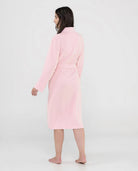 Bata lencera larga de verano jacquard rosa, manga larga, cruzada con cinturón y botones, cuello clásico con vivo a contraste.