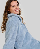 Mujer con bata de invierno azul en tejido de rizo con botones delanteros y cuello clásico